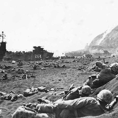 Marines_burrow_in_the_volcanic_sand_on_the_beach_of_Iwo_Jima