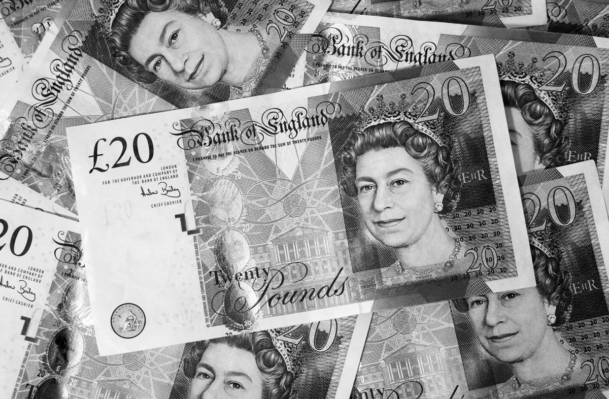 several-pound-bills-new-british-20-pounds-money(1)