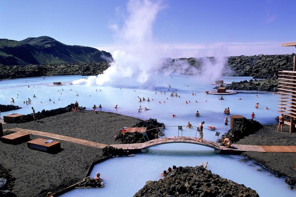 Что можно не брать в исландию. Исландия термальные источники голубая Лагуна. Азорские острова термальные источники. Геотермальные источники Исландии. Геотермальное озеро голубая Лагуна.