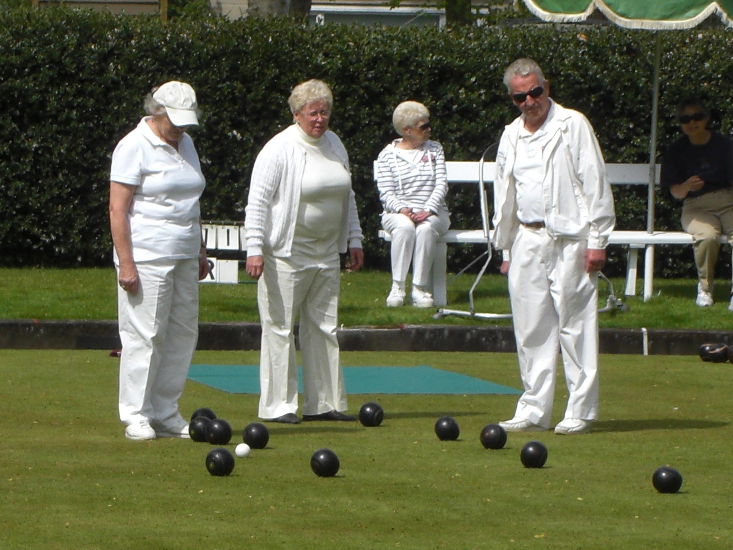 Old-People-Lawn-Bowls