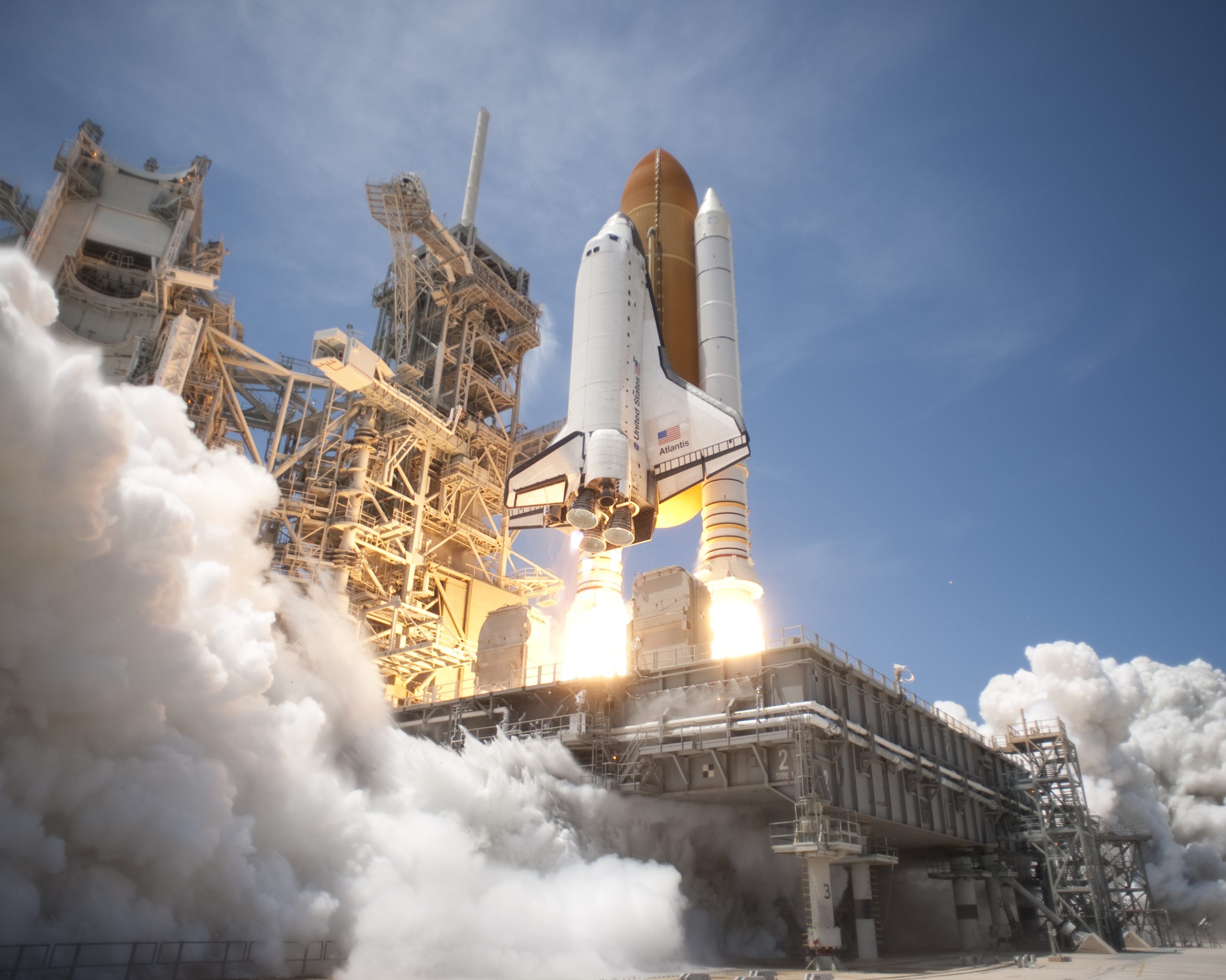 Space_Shuttle_Atlantis_launches_from_KSC_on_STS-132_side_view