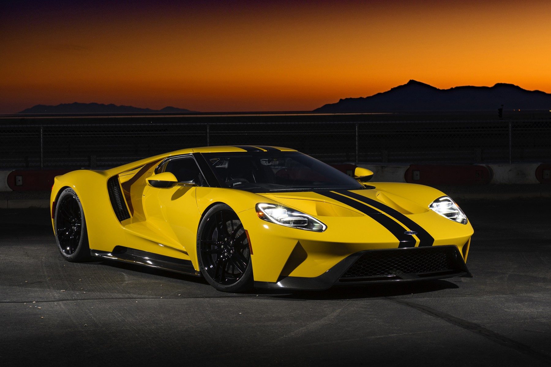 Yellow-Ford-GT-Car-2017-1800×1200