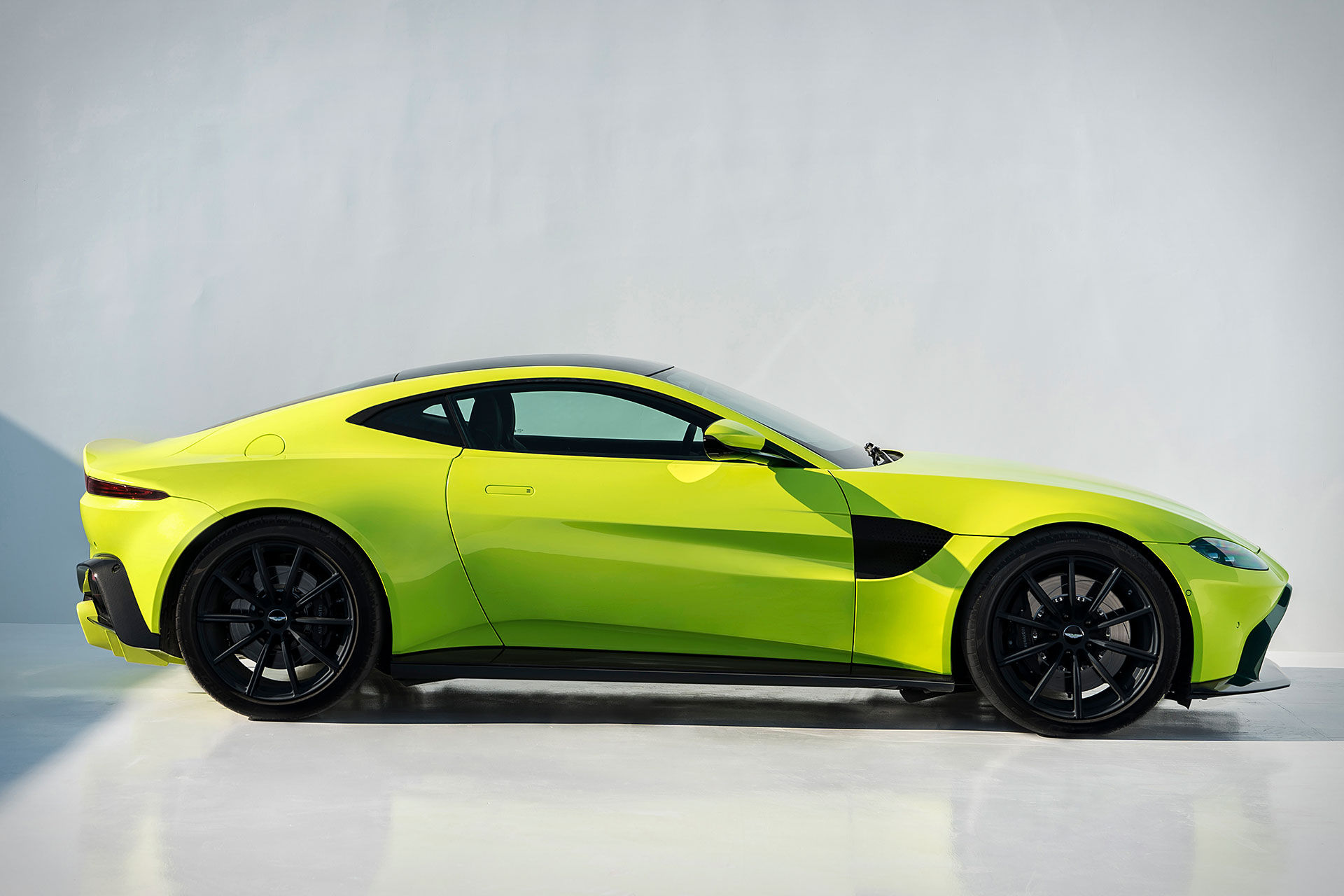 aston-martin-vantage-2