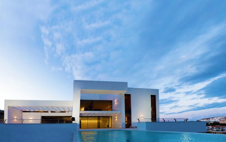 Fresh-Modern-Mansion-Decor-Architecture-with-White-Color-Style-728×460