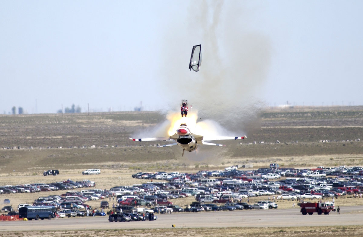 f-16-fighting-falcon_208174