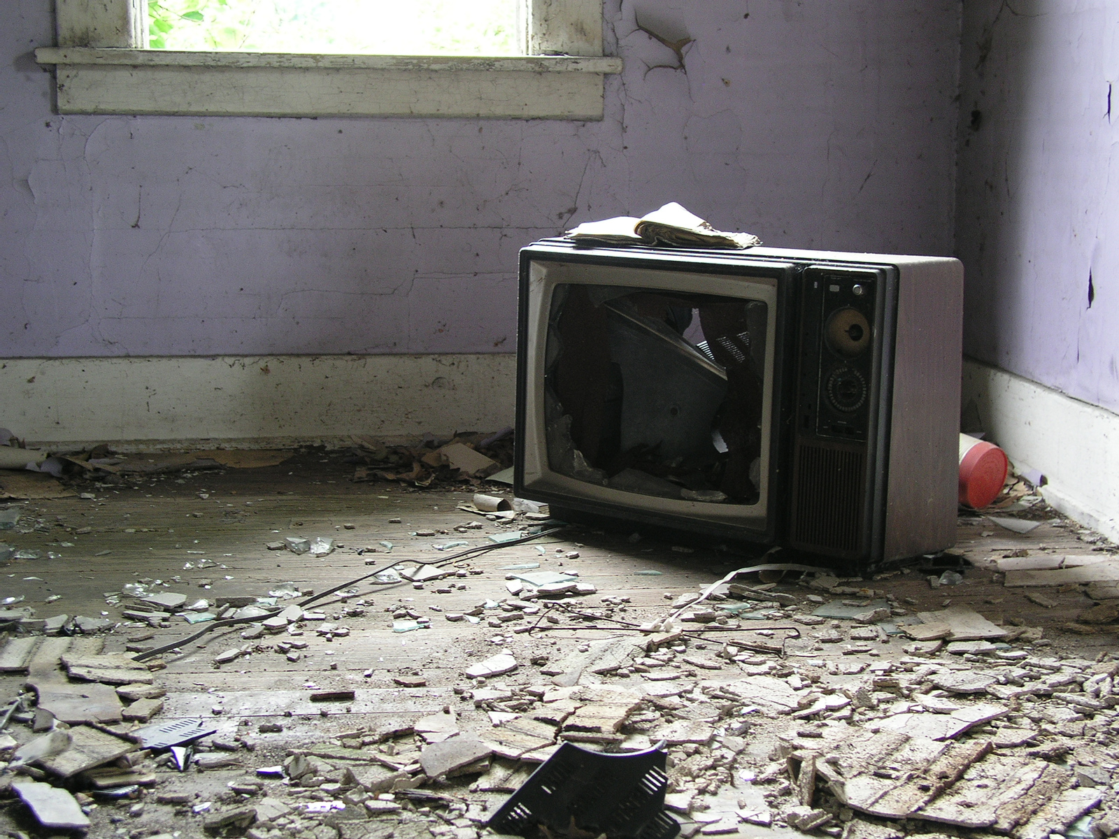 Телевизор сломался буду. Старый телевизор. Старый поломанный телевизор. Сломанный телик. Разбитые телевизоры.