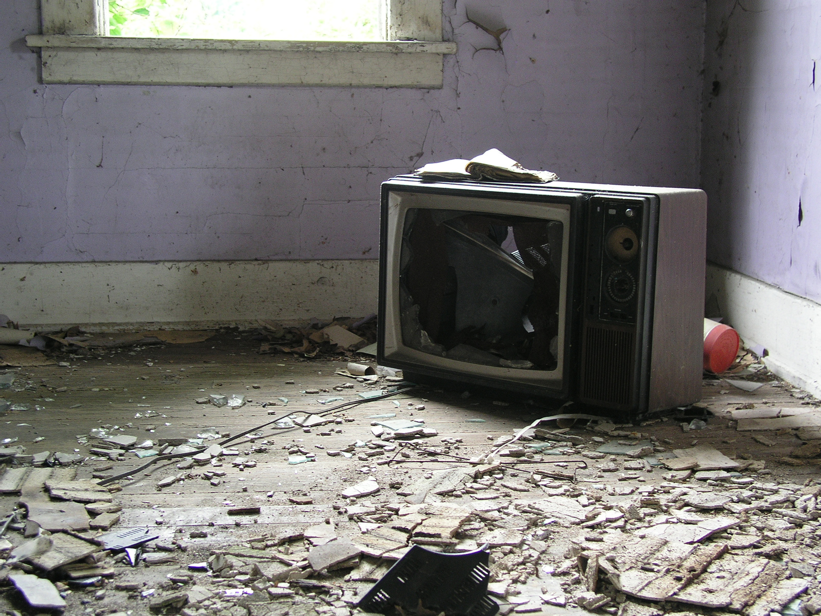 s_s__broken_tv_by_shudder_stock