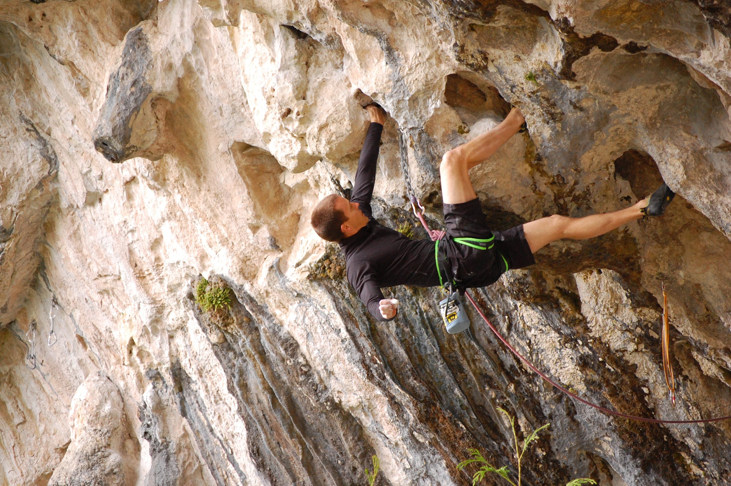 Overhanging_rock_climbing