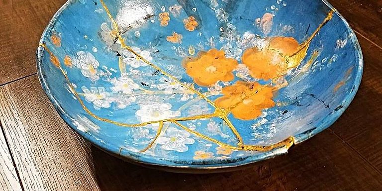 768px-Hand_Pinted_Kintsugi_Pottery_Bowl