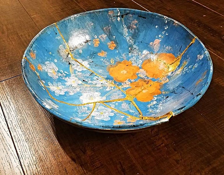 768px-Hand_Pinted_Kintsugi_Pottery_Bowl