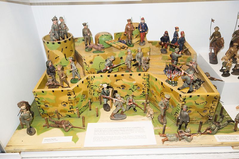 Antique_toy_soldiers_in_fort_(26706788956)
