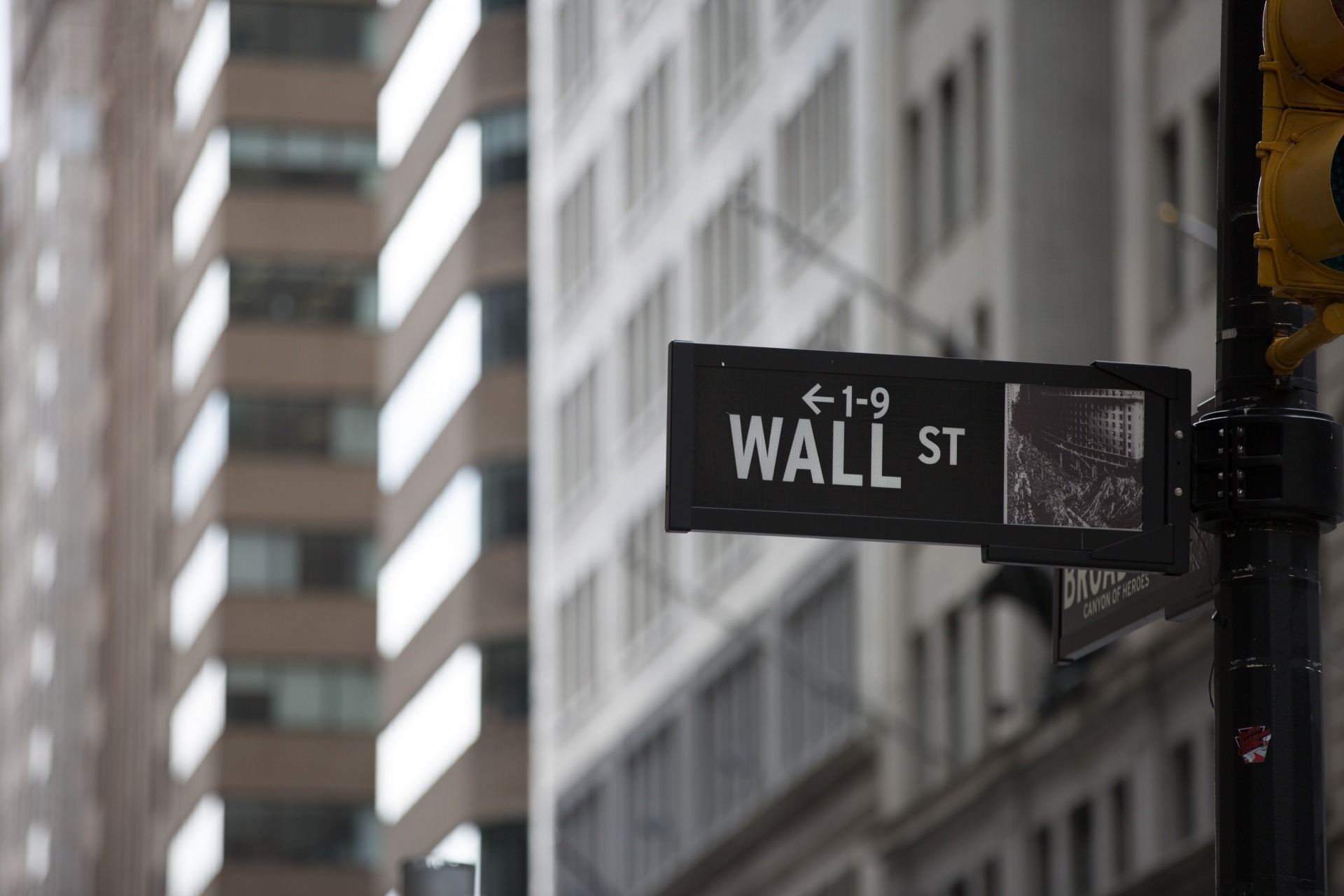 wall-street-sign-1475047230WaT