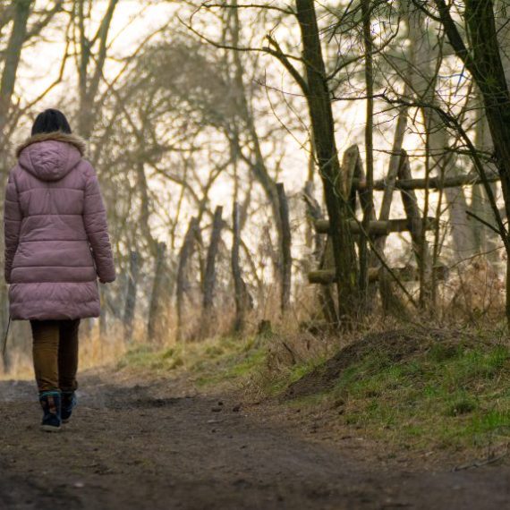 lonely-woman-on-the-way-861×574