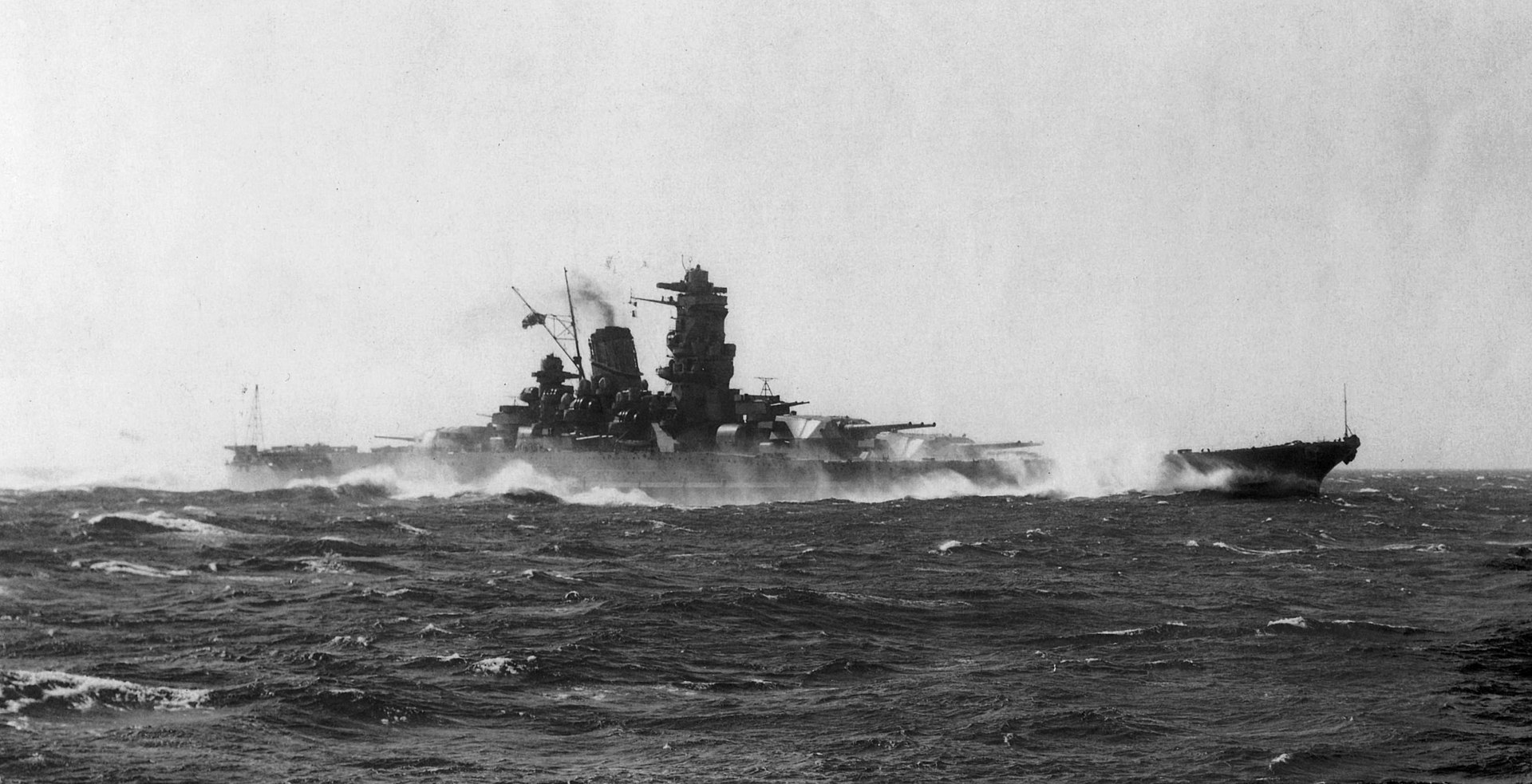 1920px-Japanese_battleship_Yamato_running_trials_off_Bungo_Strait,_20_October_1941