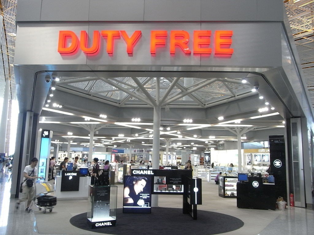 1024px-BJ_北京首都國際機場_Beijing_Capital_International_Airport_BCIA_shop_Duty_Free_interior_Chanel_counter_Aug-2010-1024×768